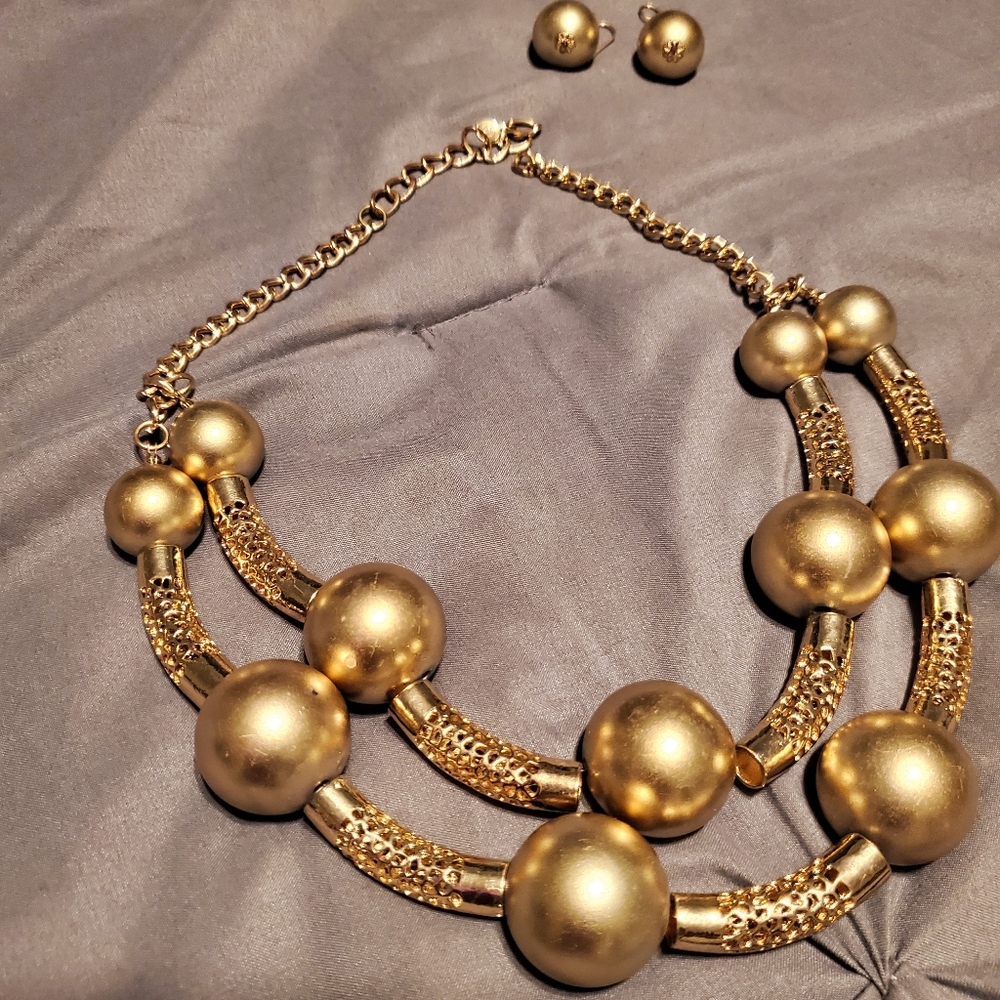 Necklace and earring set